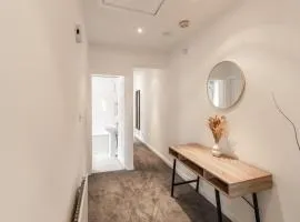 2BD, 2BA , High Street Ap, Close Transport Links!