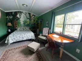 Tropical Studio Retreat with Great WiFi and EV charging