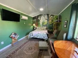 Tropical Studio Retreat with Great WiFi and EV charging