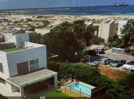 הבית בחוף הזהב, hotel en Cesarea