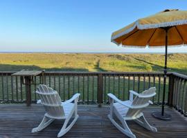 Blue Palm Beach House - HOT TUB & KING BEDS, hotel u gradu Matagorda