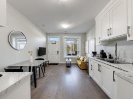 Private Entrance Suite Near Deer Lake & Metro โรงแรมในเบิร์นนาบี