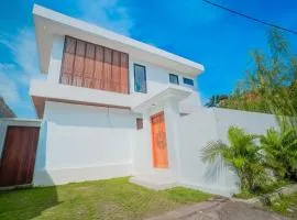 Canggu villa quite cozy with rooftop and studio