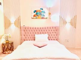 Canel View Holiday Home with Parking, hotel sa parkingom u gradu Ajman