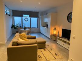 Charming modern apartment in the heart of Antwerp with optional private parking, hótel í Antwerp