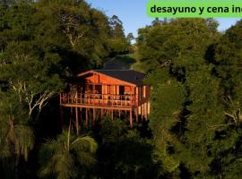 Piedra y Agua Caba&ntilde;as & Ecolodge El Soberbio Misiones Saltos del Mocon&aacute;، فندق مع أحواض استحمام ساخنة في إل سوبربيو