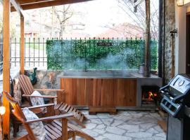 Chalet 1932 Boutique Mountain Chalet με Ιδιωτικό Hot Tub & Τζάκι, hotel i Kalavrita