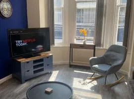 Betty's Apartment- Metres From Train Station