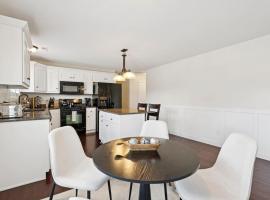 Bright 2BR + Office | Garage, Yard & Animal Friendly, hotel di Providence