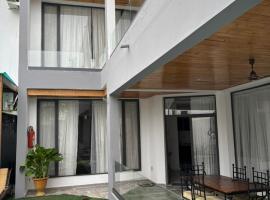 Eden House - Villa Duplex de Prestige avec Piscine et Jacuzzi à Saly St Joseph, hotel Mbourban