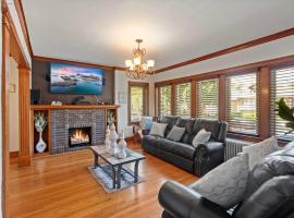 Gold Coast Oasis 2BR Home Near Airports, Game Room, FirePit, hotel a Berwyn