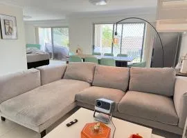 Urban Silver Haven Sleek stay - 1 Min to Station With TV projector Game space and high speed internet