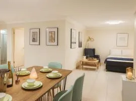 Urban Silver Haven Sleek stay - 1 Min to Station With TV projector Game space and high speed internet