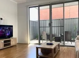 Modern 3BR Townhouse Near Shopping & CBD