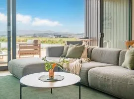 Lakeside Retreat Matarangi - Deluxe Home with Sleep-out