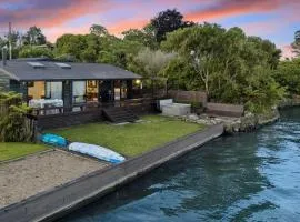 Soul Haven - Lakefront with Spa Kayaks & Stunning Views