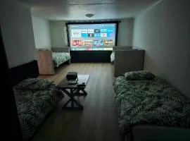 Large Windsor House with 4 Bedrooms Cinema Lounge 10 beds Sleeps 13
