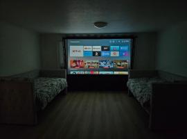 Large Windsor House with 4 Bedrooms Cinema Lounge 10 beds Sleeps 13, khách sạn ở Windsor