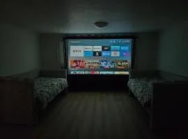 Large Windsor House with 4 Bedrooms Cinema Lounge 10 beds Sleeps 13