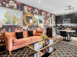 Remodeled 2BDR in Heart of Hollywood w Courtyard Art Deco by AvantStay, hotel i Los Angeles
