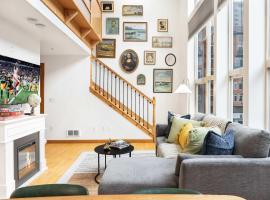 Historic DT Loft w1 6ft Ceilings Garage &97 WS, Hotel in Seattle