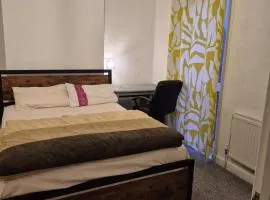 Double bed , Cosy Comfortable in Central Aldershot