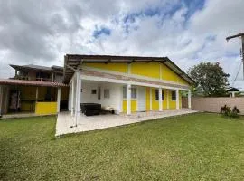 Casa amarela na lagoa de Ibiraquera