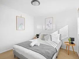Luxe Retreat - 3BR - Free Parking - Near Station