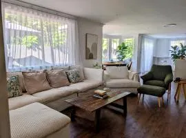 Peaceful House and Private Studio, Walk to Beach