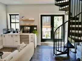 The Chic Carriage house in Shaw Sleeps 2