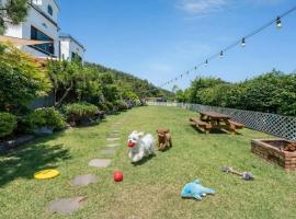 Namhae Ryu&Lee Pet Pension, hotel em Namhae