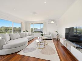 Luxury 4BR Home with Stunning Bay Views at Kareela, hotel i Kareela