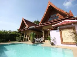 Beautiful 5BR Villa Felicity, Pool & Garden, near Naiharn