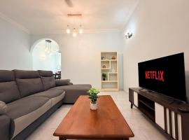 Family Landed 4BR 11 Pax Free Parking and Netflix, hotel in Taiping