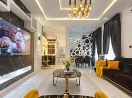 Stylish 3 Bedroom Duplex in Lekki with 24 Hours Power WiFi and 2 Minutes from Lekki Conservation Centre, Hotel in Ibeju