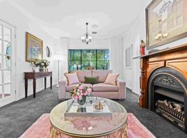 Berwick Springs Lake side Rose Cottage, hotel em Narre Warren South