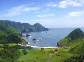 A private log house in a secluded beach, LOGOUT, hotell i Mera