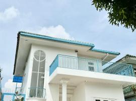 Santorini Villa Puncak by SunMach - Wifi & Netflix, hotel i Cibadak