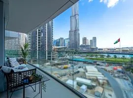 Vogue Vacation Homes, Downtown Opera Grand near Burj Khalifa and Dubai Mall, Two Bedroom Apartment with Large Balcony and Burj Khalifa view, Access to all Amenities