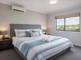 Coastal Breeze Apartment - Steps Away from City Stadium & Ferry Townsville