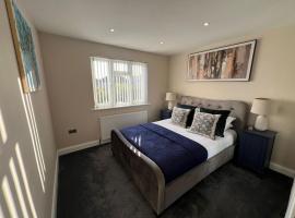 Aisiki Stays Apartment at Harrow - 3-Bedroom and 2-Bathroom Pet-Friendly House with Garden, King Size or Single Beds with Free Wi-Fi and Parking Space, hotel i Hatch End