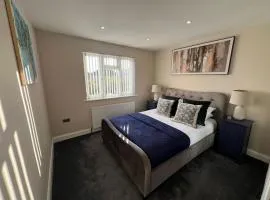 Aisiki Stays Apartment at Harrow - 3-Bedroom and 2-Bathroom Pet-Friendly House with Garden, King Size or Single Beds with Free Wi-Fi and Parking Space