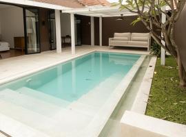 Private 2BR Villa with Pool, hotel a Dalung