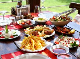 Domaine de Chouchene，Şaḩrat al Qashsh的有停車位的飯店