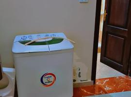 شاليه مفروش صف اول, khách sạn ở Maḥaṭṭet el- `Arîsh