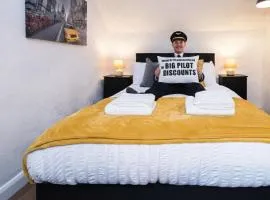 Large 1Bed Contractor & Pilot Flat - FREE Parking - FREE WiFI