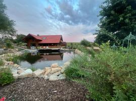 Blockbohlen HolzHaus mit Sauna, Outdoor Jacuzzi und BadeTeich, hotel en Gersfeld