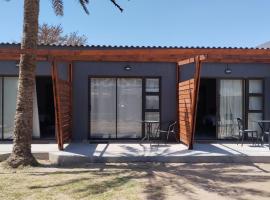 Unit 7 Dinas Accommodation Oranjemund，位于奥兰治蒙德的带停车场的酒店