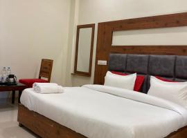 Hotel Lily Woods, Near JW Marriott Mussoorie - A Beautiful Lavish & Luxury Hotel with Mountain View Managed By Lily, hotel en Mussoorie