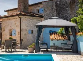 Rustic villa Casa Tessa with outdoor pool in Tar